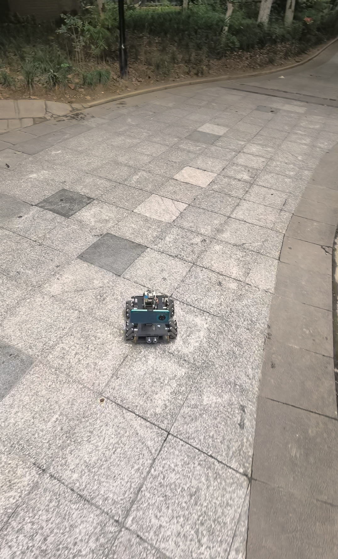 App 端实时 HUD:认出人、量出距离、把指令($MV)下发给车
